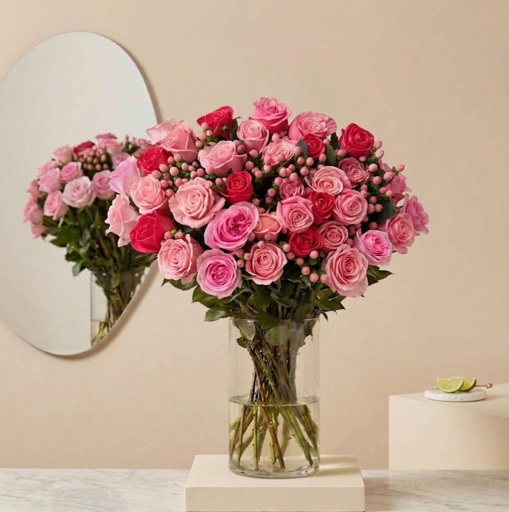 Roze boeket met rozen en hypericum